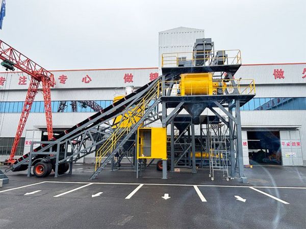 Large mobile concrete mixing plant